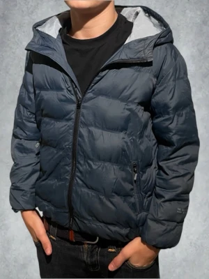 Mörkblå pufferjacka från Zara - Zara jacka | färg blå/ turkos | storlek 9-12 | Skirv vid frågor eller mer bilder!⚜️