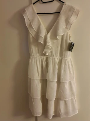 Sheer Frill Dobby Dress - Fin klänning ”Sheer Frill Dobby Dress” från Nelly, Nly Trend. Passar perfekt som studentklänning, skolavslutningsklänning eller sommarklänning. Endast provad med lapparna kvar🫶