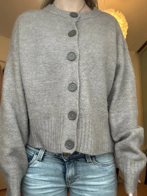 Kofta  - Säljer en snygg kofta med knappar från lager 157 då den knappt använts. Väldigt mysig, skön, sticks inte. 