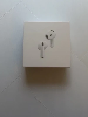Airpods 4 - Apple AirPods 4 (ANC) – som nya Säljer AirPods 4 med aktiv brusreducering. Fungerar perfekt och är i mycket fint skick. • Aktiv brusreducering (ANC) • Bra batteri (ca 96 % lurar, 100 % fodral) • Originalkartong och tillbehör ingår • Apple-garanti giltig till 2026-06-22 Säljes då de inte används. Kan skickas eller mötas upp.