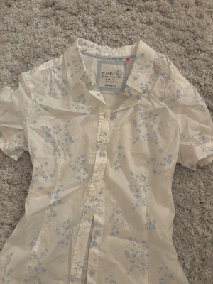 vintage söt skjorta  - så söt vintage vit skjorta med blå gulliga detaljer! från e sprit, jätte fint skick💕 står storlek 42 i den men liten i storlek och mer som en S!