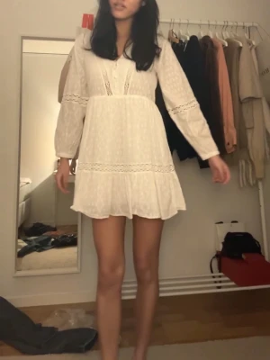 Vit klänning - Säljer en vit klänning som är perfekt för studenten! Storlek S, och knappt använd 🫶
