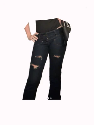 Mörkblå bootcut jeans med slitningar - Mörkblå jeans med bootcut-modell och snygga slitningar på låren! Super snygga! 