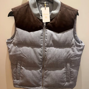 Stenströms väst - Tjena! Vi på Twice But Nice säljer nu denna Stenströmsvästen // Västen är ändast provad och kommer med tags på // Vårat pris 899 // Hör gärna av er ifall ni har några frågor