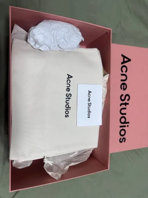 Acne Studios sneakers 08STHLM HIGH FLANNEL W - Säljar en  sneakers från Acne Studios i brun som jag har fått i julklapp men inte i rättfärg ny pris 6252kr 