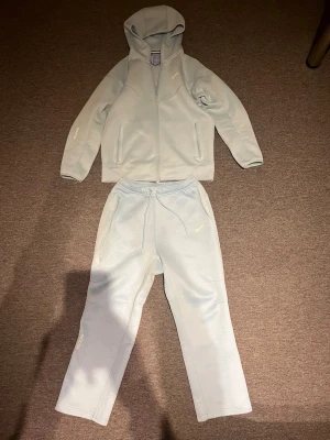 NIKE NOCTA TECH FLEECE - Säljer Nike Nocta tech fleece tracksuit, använd kanske 3-5 gånger. Nypris: 3250. Mitt pris:1000