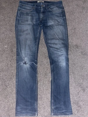 Blå raka jeans från Acne Studios - Snygga blå jeans från Acne Studios med klassisk femficksmodell och raka ben. Jeansen har en något tvättad look och Acne-logga på bakfickan. Perfekta för en avslappnad och trendig stil.