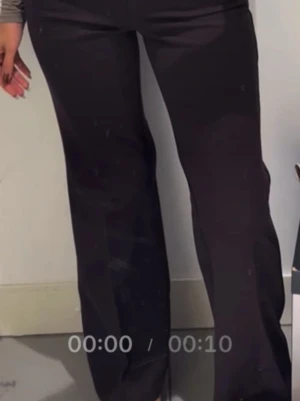 Svarta bootcut kostymbyxor - Säljer ett par svarta kostymbyxor Byxorna har en klassisk look och är perfekta för alla olika typer av outfits. Den är helt ny aldrig använt alls, verkligen så synd. Tyckte dom formade kroppen otroligt men har endast suttit i garderoben, då jag använder andra kostymbyxor hemma. Nypris är 400