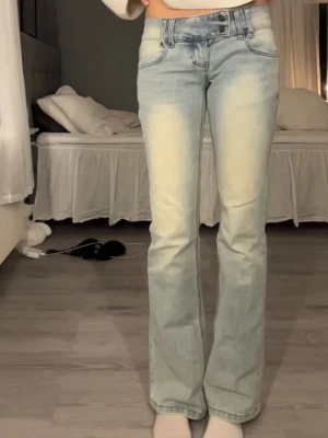Ljusblå bootcut low waist jeans  - Säljer dessa as snygg byxor för dom är snäppet för korta för min smak, as snygga men passar inte mig! Ordinarie pris 1000kr