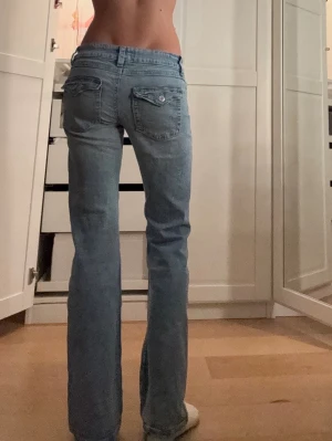 Ljusblå bootcut jeans - Snygga ljusblå jeans med bootcut-modell och klassisk femficksdesign. Midjemått- 35cm. Jeansen har låg midja och är tillverkade i mjukt denimtyg som ger en avslappnad vibe. Perfekta att styla med sneakers eller boots. Pris kan diskuteras vid snabb affär 💕💕!