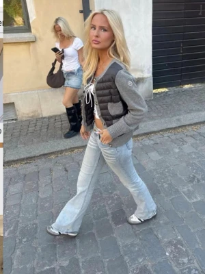 Ljusblå bootcut jeans - Snygga ljusblå bootcut jeans med klassisk femficksdesign och slitna detaljer. Jeansen har en låg till normal midja och är tillverkade i denim. Perfekta för en trendig och avslappnad look. I storlek 25/30 jeansen är i jätte bra skick!