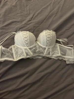Vit spets bh - Super snygg/sexig passar A-B cupa säljer då jag tyvärr ej använt den🤍