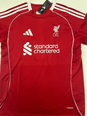 Alexander Isak Liverpool 25/26 tröja - Fotbollströjor i storlek L. Helt ny och oanvänd, med tag kvar. Detaljrik i inofficiell version. 