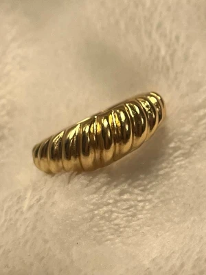 ✨ Guldring – snäck struktur ✨ - Superfin guldring med vågig/snäckig, strukturerad design som ger ett stilrent och trendigt uttryck ✨ En perfekt ring för dig som gillar minimalistiska men ändå unika smycken.  ✨ Trendig design ✨ Enkel att matcha ✨ Passar både vardag och fest  I fint skick 🤍 Skickas snabbt 📦 Skriv om du vill ha fler bilder!