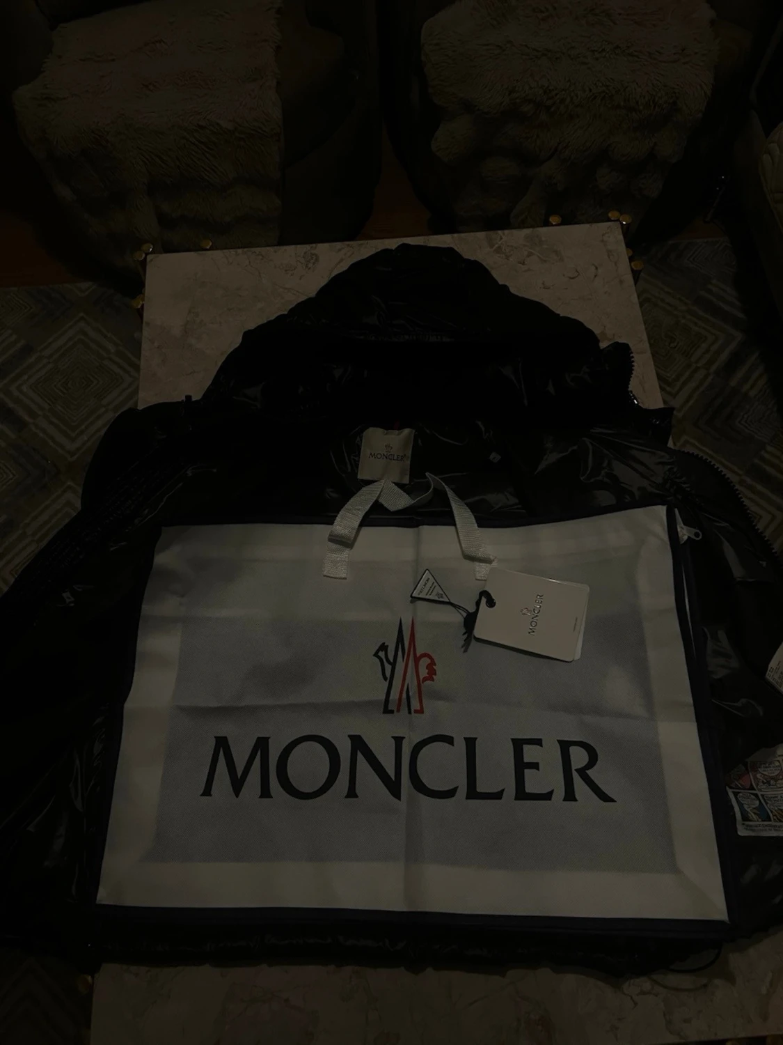 Svart Moncler dunjacka med huva