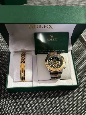 Rolex klocka  - Ny rolex klocka fast guld den här gången o som ni ser igen så har vi armbandet till och identifierings kortet o papperna som alltid hänger med, själva klockan väger mycket o visar sig bra! Skickar oftast samma dag annars dagen efter garanterat 