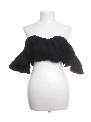 Svart offshoulder crop top -  Svart crop top med puffiga ärmar och veckat tyg. Dragkedja baktill och gummiremsa på insidan som gör att toppen inte glider ner. Bra skick!