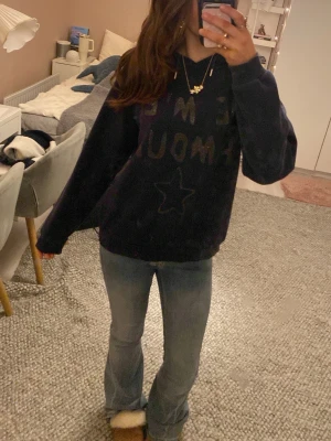 Mörkblå hoodie från Gina med text - Jättehärlig och inga synliga defekter💗Säljer eftersom jag inte använder längre och är lite för liten för mig💕Finns inget tryck på ryggen om ni undrar!🫶🏼
