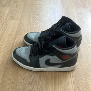 Nike Jordan skor - Ett par snygga gråa skor från Nike. Hyfsat bra skick inte mycket creasade och inte jätte använda. 
