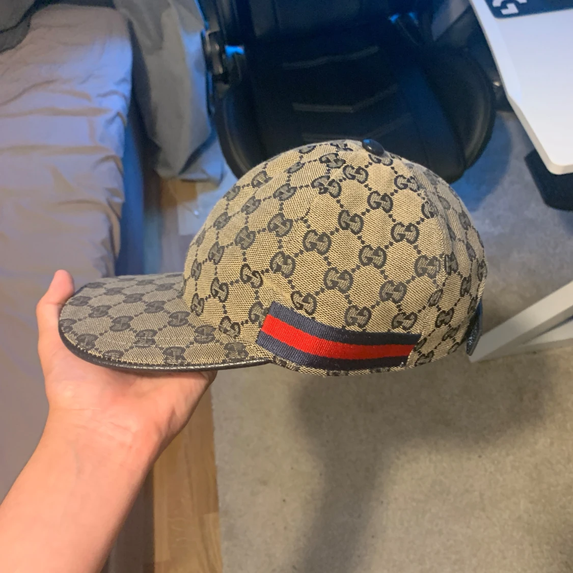 Gucci keps med GG-mönster och röd-blå detalj - 2