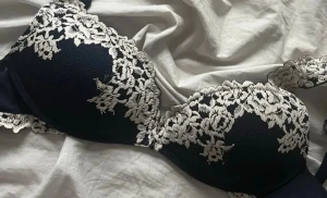  Intimissimi bh med spetsdetaljer - Snygg mörkblå push-up bh med vita spetsbroderier. Den är lite nopprig inuti men inget man märker när man har den på sig. Storlek 75c men ganska liten i storlek 💕