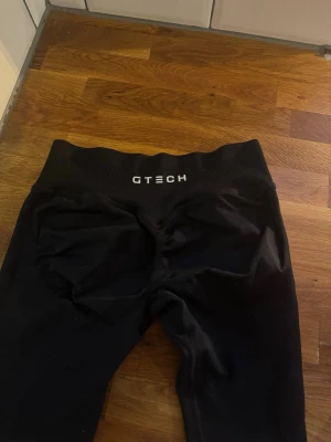Svarta leggings från Gtech - Performance Seamless Scrunch Tights från Getch. Endast använda två gånger i storlek S. 