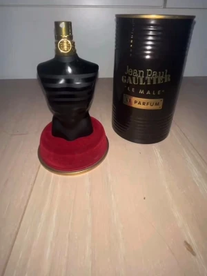 Jean Paul Gaultier Le Male Le Parfum -  Säljer Jean Paul Gaultier Le Male Le Parfum (125ml) till ett superpris. Innehållet uppskattas till 120 ml. Nypris: 1500kr, mitt pris: 799kr
