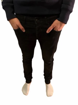 Svarta slim fit jeans Reserved & Co - Svarta slim fit jeans från Reserved & Co med klassisk femficksdesign och bälteshällor. Jeansen har en smal passform och är tillverkade i ett stretchigt material som sitter snyggt längs benen. Perfekta för dig som gillar en stilren och enkel look.