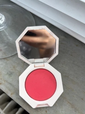 Fenty Beauty Cream Blush - Fenty beauty kräm rouge i färgen ” Strawberry Drip ”, använd några gånger bara.