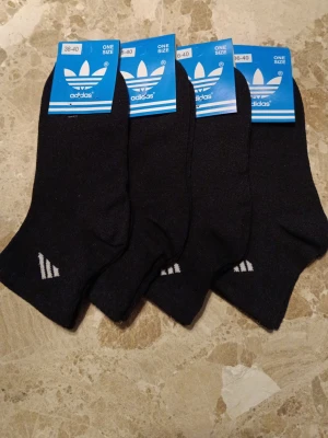 Svarta Adidas strumpor  - Mycket fina strumpor som är jättesköna. Nya med etikett. Prislista följer nedan. Meddela mig vid hur många par ni vill ha.        1 par: 34 kr. 2 par:64 kr. 3 par: 96 kr 4 par: 124 kr