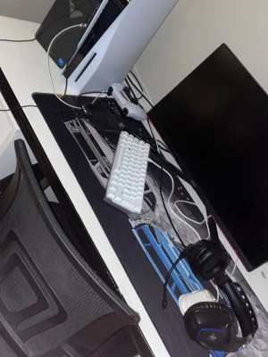 Köp grejer från setupen - Skärmen kosta mig 4000kr ny 240hz bud    Min victus dator me 4060 TI kosta mig 15 k ny väldigt liten lätt o ta me sig bud och sen ps5 me bud