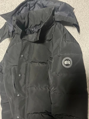 Canada goose Wyndham black label - Tjena säljer jackan då den bärs väldigt sällan inköpt i stockholm för 8000 Jackan har Nfc funktion som tar dig till sidan å pälsen e borttagen men ingår med