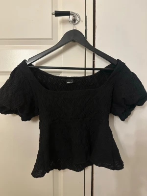 Svart  topp Gina Tricot - Jättesöt sommartopp köpt ifrån Nellys hemsida men märket från Ginatricot. Köpt i sommar och använd ett fåtal gånger. Jättefint skick❤️