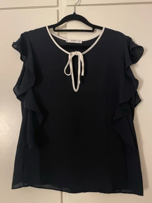 Mörkblå blus med volanger från mango - Storlek S, inga defekter 