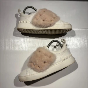 Valentinoskor  - Hej! Säljer nu mina skor från märket Valentino, storlek 36 använt skick, givetvis äkta. Tveka inte på att höra av dig om du har frågor eller funderingar kring skorna! 