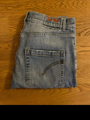 Ljusblå jeans från dondup med raka ben - Ett par snygga Dondup Mius jeans.  Längd 97 cm, bredd 41 cm. Storlek W32.  Fraktar oftast samma dag!
