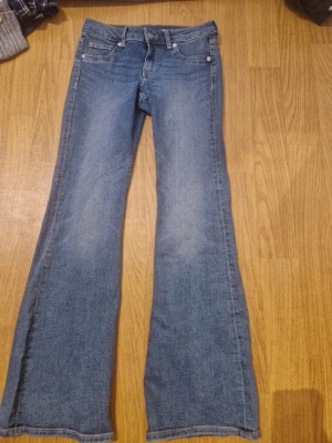 Blå Jeans från H&M - Dem är blå bootcut. Helt nya men är för korta för mig så dem kommer inte till användning. Inga defekter ocv bara provade mrn aldrig haft på ute