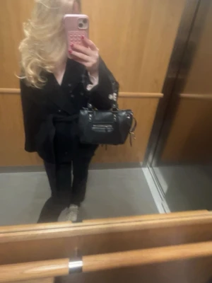 Svart kappa med bälte  - Jätte fin svart kappa från Gina Tricot! Använd men inga deffekter