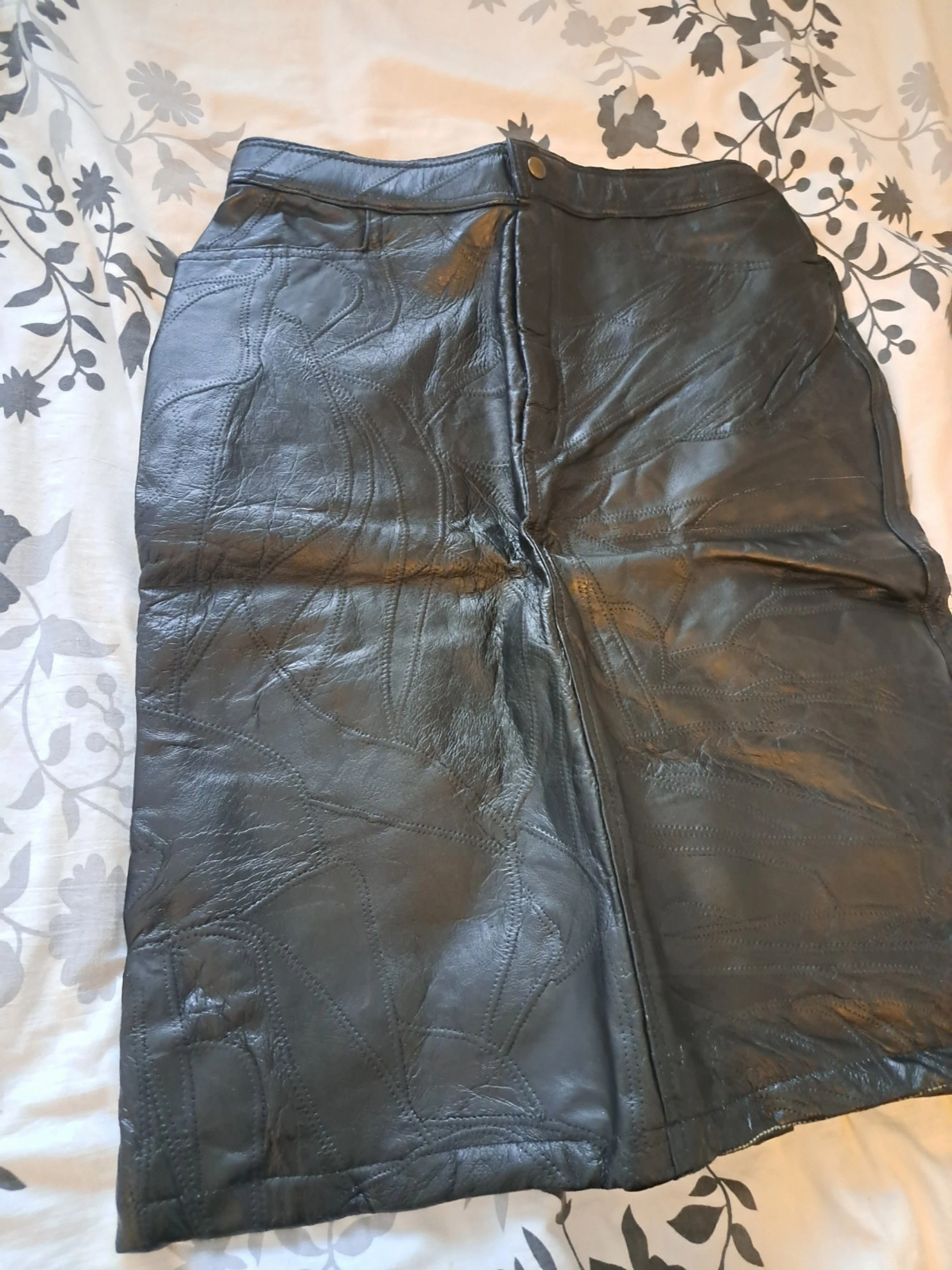 Klassisk svart skinnkjol i rymlig storlek XXL