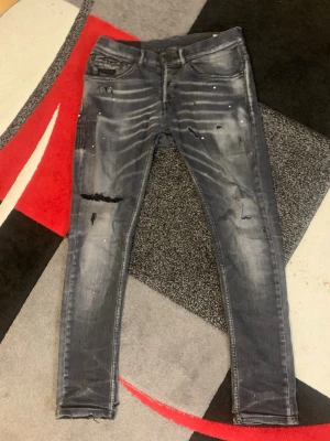 Dondup George  - Säljer mina dondup George som är otroligt eftertraktad. Jävligt feta jeans men säljer då jag inte använder dem längre. Storlek 30. 