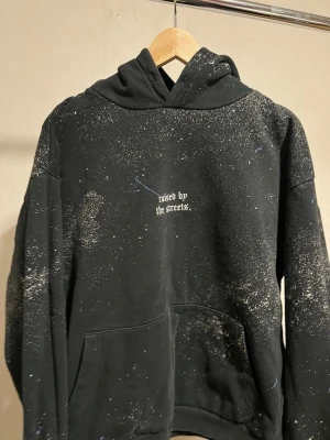 Hoodie Black Squad ”raised by the streets” - Oversized