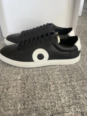 Oliver Cabell skor - Hej! Säljer ett par svarta Oliver Cabell i storlek 43. Skorna är helt nya. Skorna kostar 3000 nya (inklusive tull och frakt). Modellen är Low 1. Allt OG medföljer. Givetvis Autentiska ✅. Om du har fler frågor eller vill ha fler bilder är det bara att höra av sig. MVH Snudmumriken. 