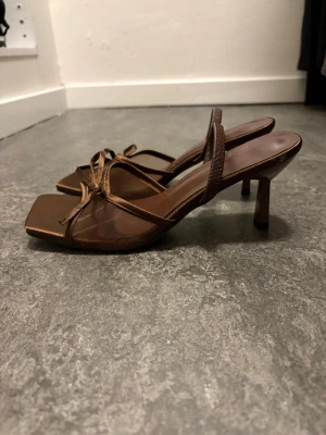Bruna klackskor  - Att par fina bruna klackskor i storlek 38, klackhöjden är 7cm. Dom är aldrig använda ute, endast testade inne. 100kr