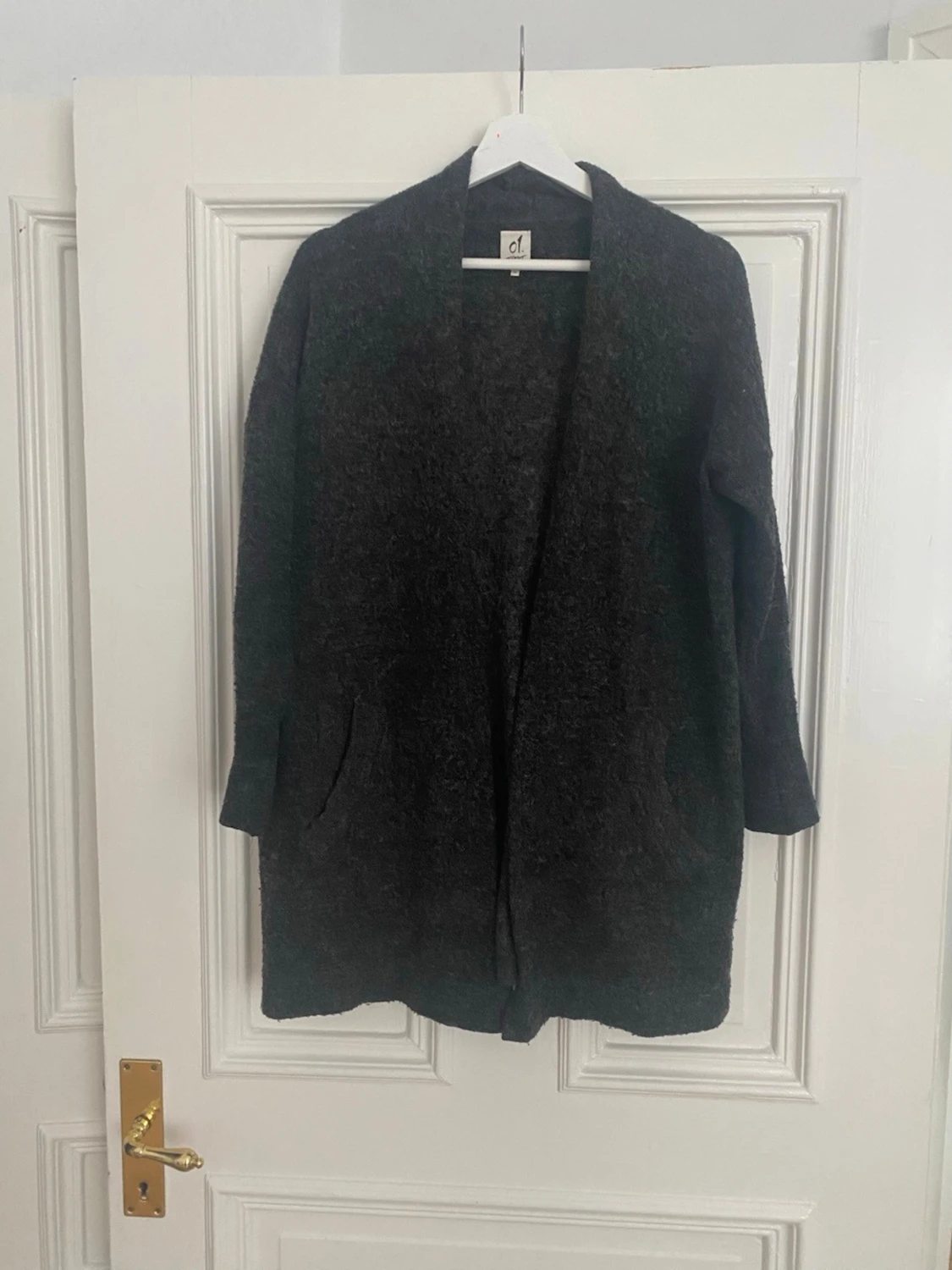 Mörkgrå lång kofta från Ateljé