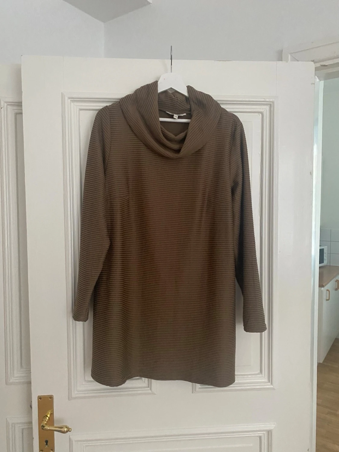 Brun stickad tröja med polokrage - 1