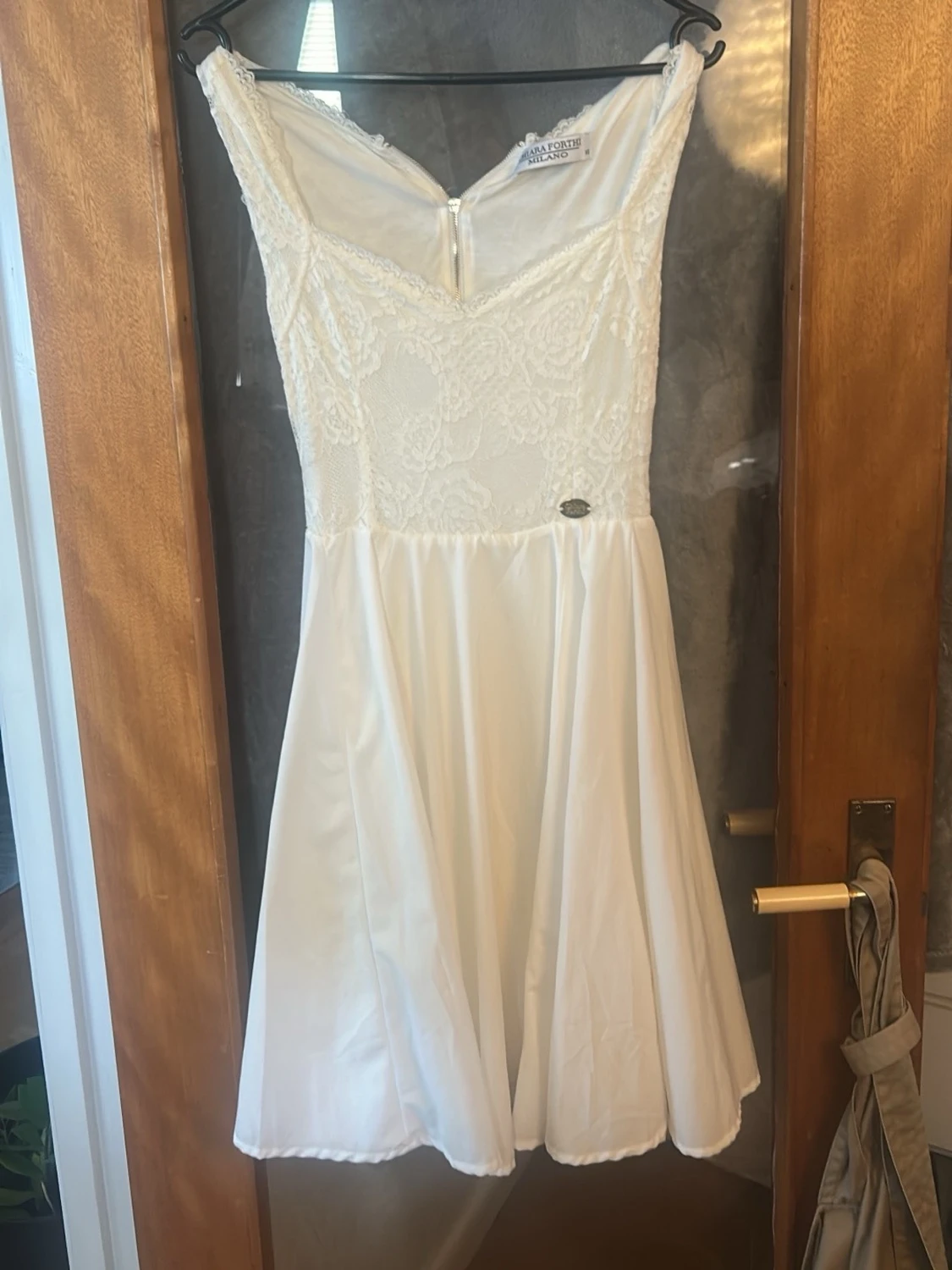 Vit spetsklänning med v-ringning