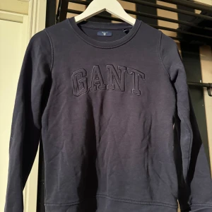 Mörkblå sweatshirt från GANT - Mörkblå sweatshirt från Gant 