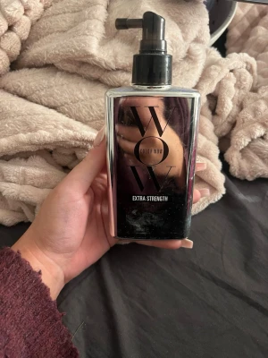 Color Wow Extra Strength spray - Color Wow Extra Strength är en hårprodukt i en silverfärgad pumpflaska. Perfekt för att ge extra styrka och skydd till håret. Flaskan har en modern design med svart text och pumpfunktion för enkel applicering. Pumpen är sönder men de kommer ut, man kan byta flaska eller byta munstycke. 