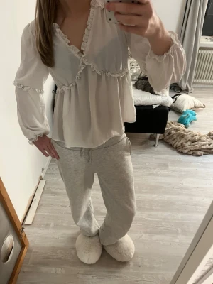 Grå mjuka loungewear-byxor - Superbekväma grå loungewear-byxor med dragsko i midjan och avslappnad passform. Perfekta för hemmamys eller chill dagar. Tillverkade i mjukt material som känns skönt mot huden.