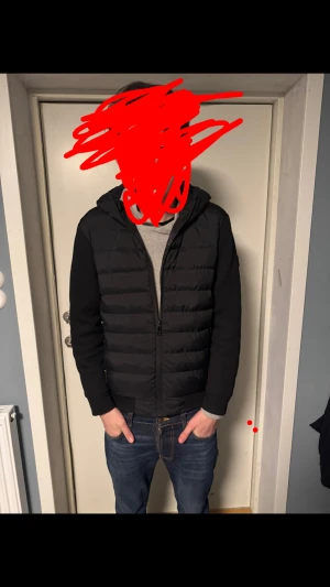 Svart Versace jacka - Tjena säljer denna snygga Versace cardiganen som funkar på finter då den är gjord varm inuti och på armarna, skick 9/10, pris kan sänkas vid snabb affär, mvh